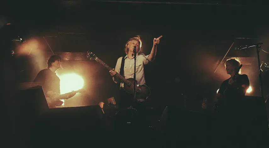 Paul con il suo basso Höfner. Immagine: Universal Music Group. Autore: Sam Rock