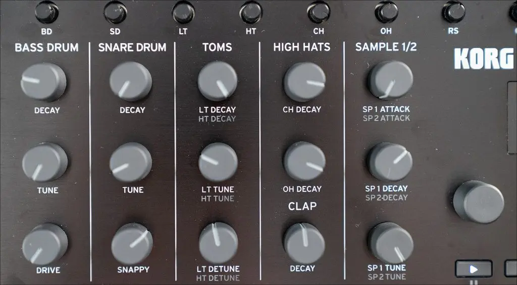 Numerose manopole per la regolazione del suono