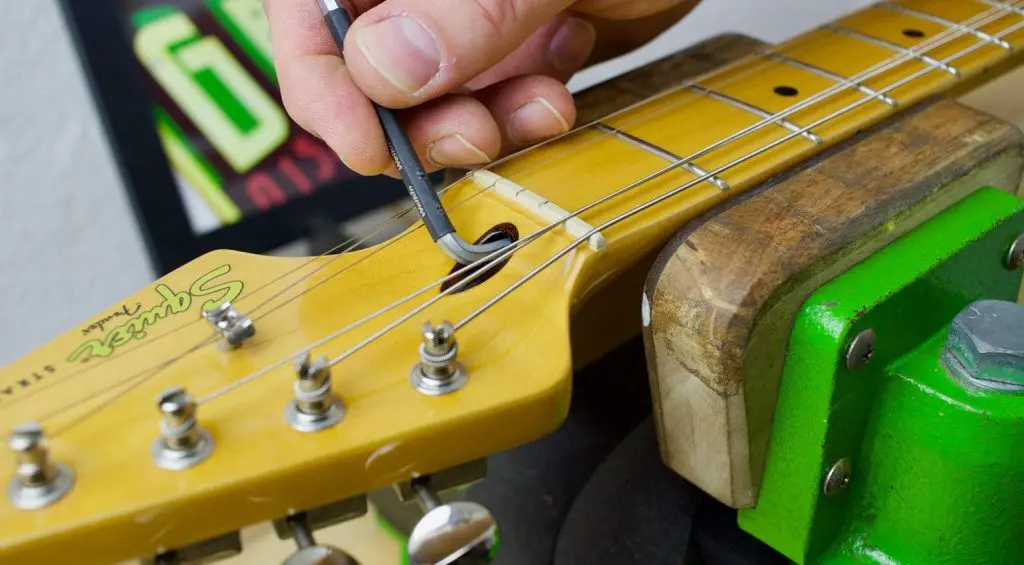 Utilizzare la chiave corretta per regolare con cura il truss rod
