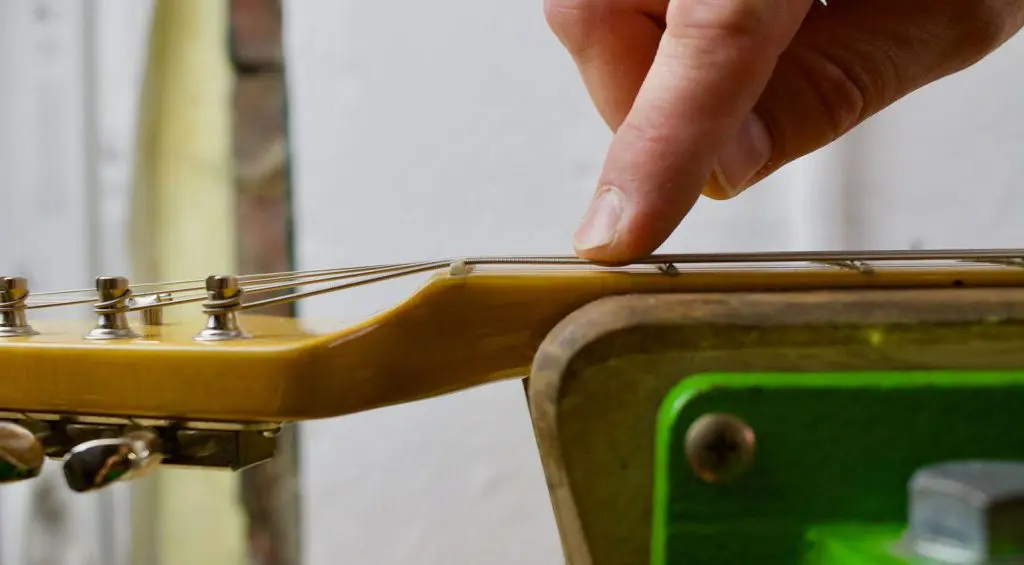 Questo è come la corda deve essere inserita nel capotasto