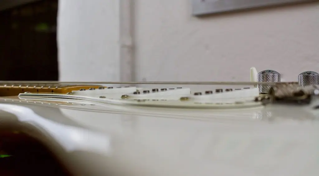 Un esempio di set up in cui la risposta in frequenza delle corde basse è attenuata rispetto alla risposta complessiva