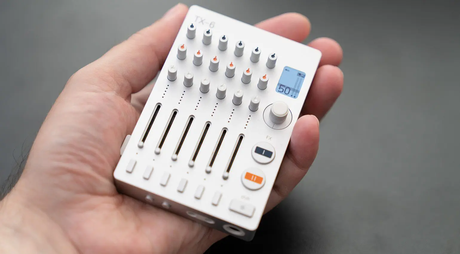 Il TX-6 sta nel palmo di una mano