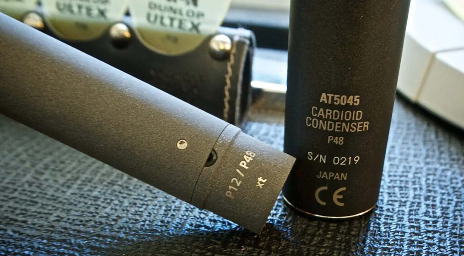 Lo Schoeps (a sinistra) può funzionare anche a 12 volt, mentre l'Audio-Technica (a destra) richiede 48 volt