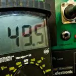 Un po' più di 48 V probabilmente non danneggia i vostri microfoni. Tuttavia, conviene misurare le tensioni del vostro preamplificatore e scoprire come si comporta