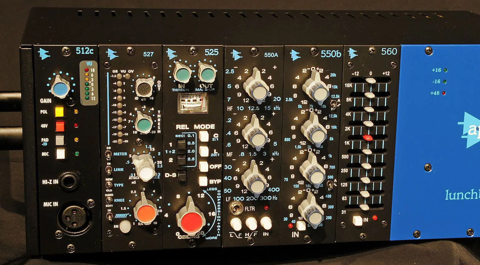 Lunchbox completamente caricato con un preamplificatore e diversi moduli di dinamica ed equalizzazione