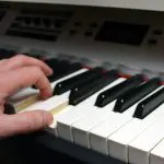 All’inizio esercitati separatamente con entrambe le mani…