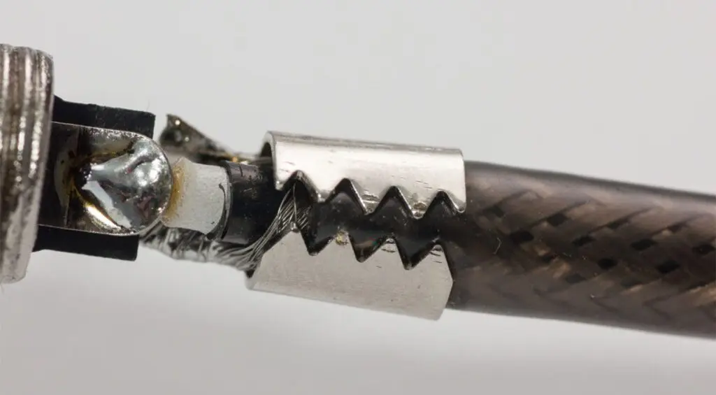 In questo caso, le "ganasce" vengono piegate attorno al cavo per tenerlo saldamente in posizione