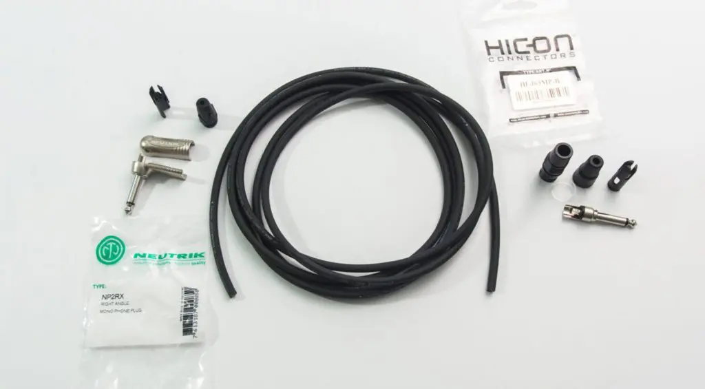 Sei metri di cavo, un connettore jack angolato e uno dritto: ecco ciò che ho preparato per il nostro cavo di esempio