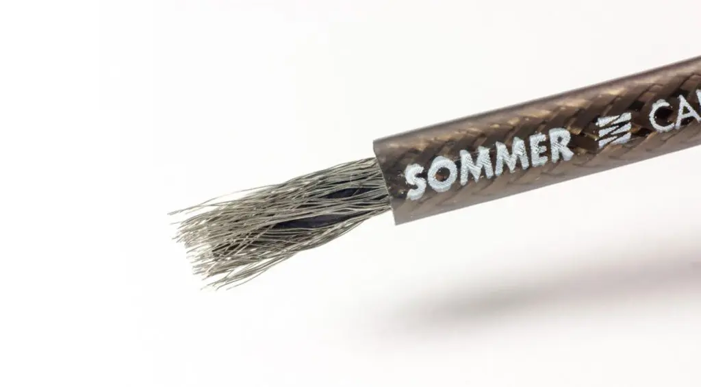 Raccogliete tutti, sì tutti (!) i fili dello schermo su un lato…