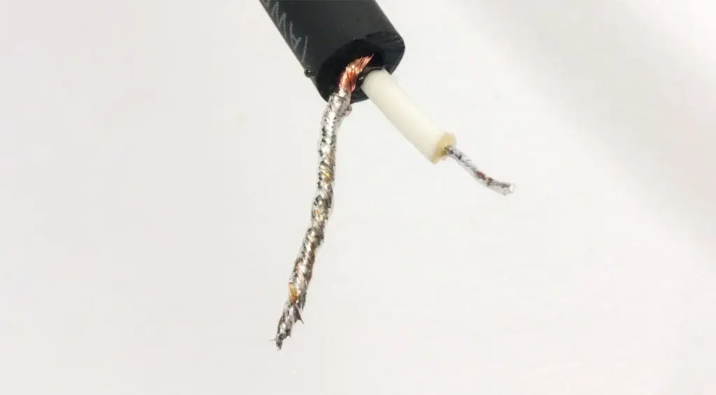 Lo schermo e il cavo del segnale sono ora stagnati. Il materiale giallastro è un residuo del flusso, che può essere rimosso con alcool o acetone