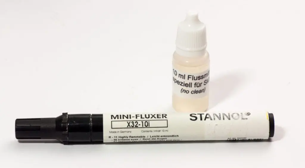 Sebbene siano destinate principalmente ai lavori di SMD (Surface Mount Device, ovvero lavori dove bisogna montare dei dispositivi superficialmente), la penna flussante può essere utile anche per la stagnatura dei fili. Per chi salda più spesso, il flussante è disponibile anche in piccole bottiglie