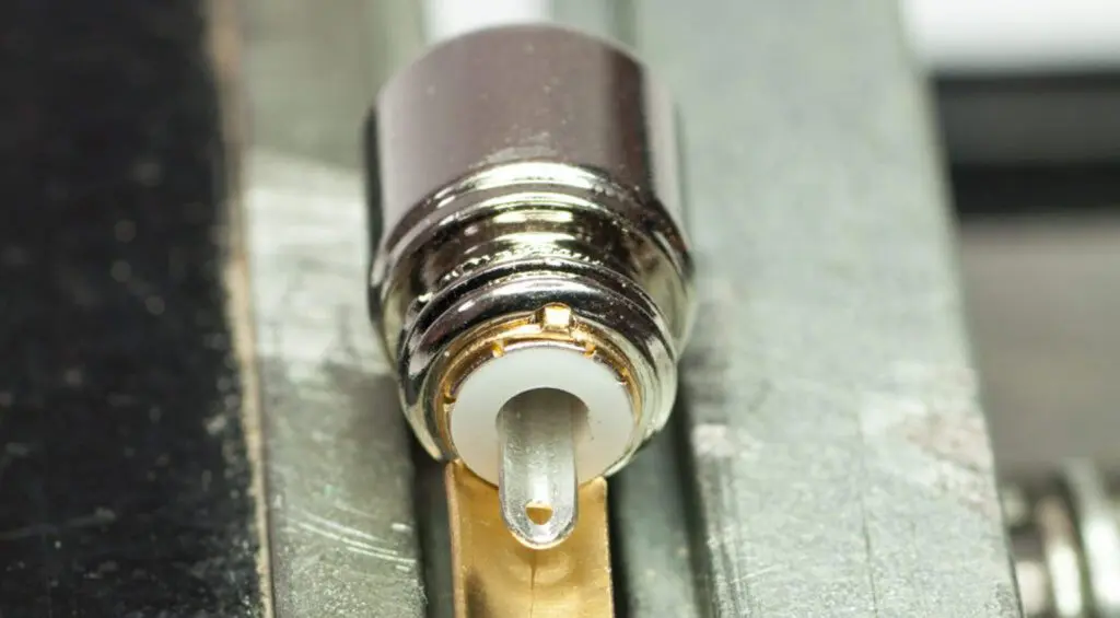 Questo connettore ha una linguetta a saldare con un foro per il filo del segnale, che non userò. Ho semplicemente ricoperto il terminale...