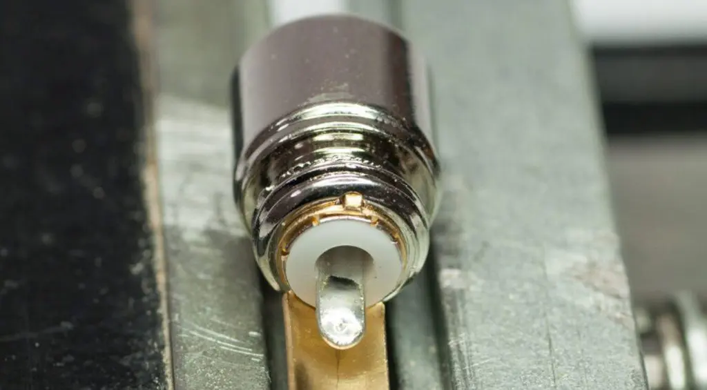 ...con un po' di stagno. Il passo successivo consiste nel saldare il conduttore interno stagnato al terminale