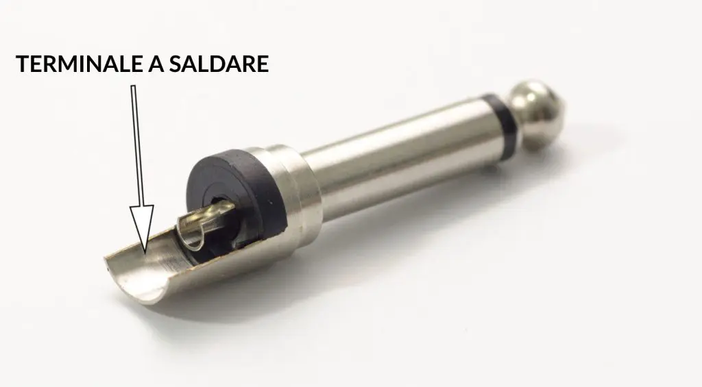 Il fusto di questo connettore Neutrik è collegato direttamente a una grande linguetta di saldatura. Qui viene saldata la schermatura del cavo.