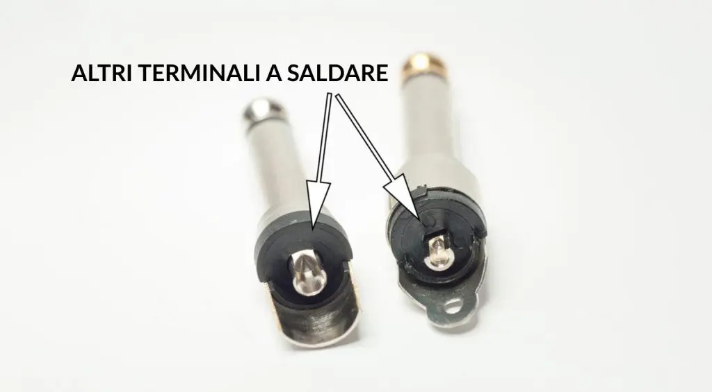 La piccola coppa di saldatura al centro è collegata alla punta del jack. Qui viene saldato il conduttore interno.