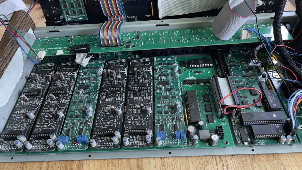 Il sintetizzatore ACME XP60 ha ridotto le dimensioni delle schede vocali