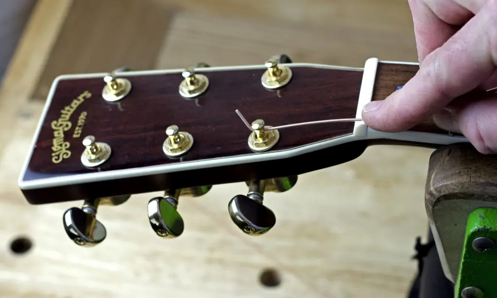 Piegare la corda verso l'alto facilita la tenuta dell'accordatura e il serraggio della corda