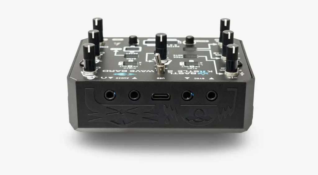 Grazie a un ingresso audio, è possibile inviare segnali esterni attraverso il filtro e gli effetti