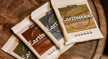 Ernie Ball Earthwood Bell Bronze: le nuove corde per acustica di John Mayer