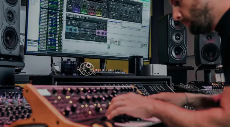 IK Multimedia Total Studio 5: inclusi Pianoverse e TONEX Signature Collections Vol. 1