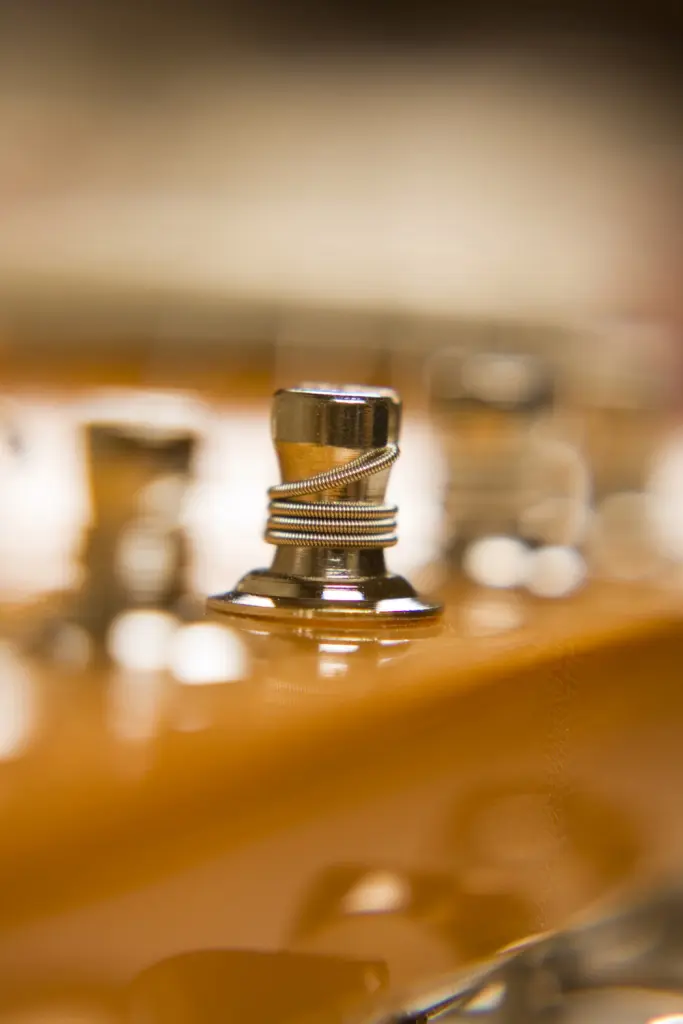 È molto importante che tutte le spire passino sotto allo spezzone di corda che abbiamo inserito nella meccanica