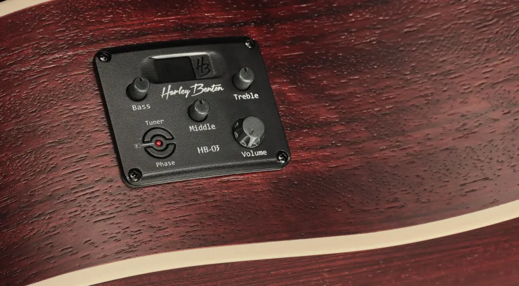 Preamplificatore integrato con EQ a tre bande ed accordatore