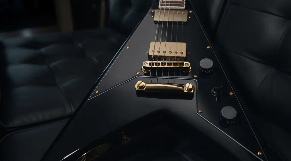 Nuova elegante finitura nera lucida e hardware dorato