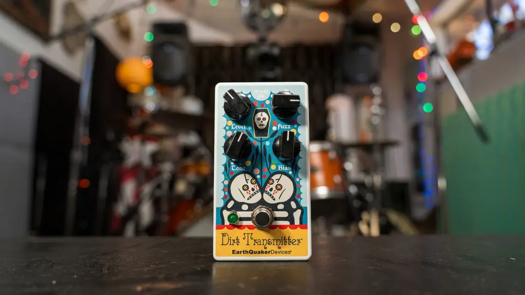 Con quei classici suoni da velcro strappato