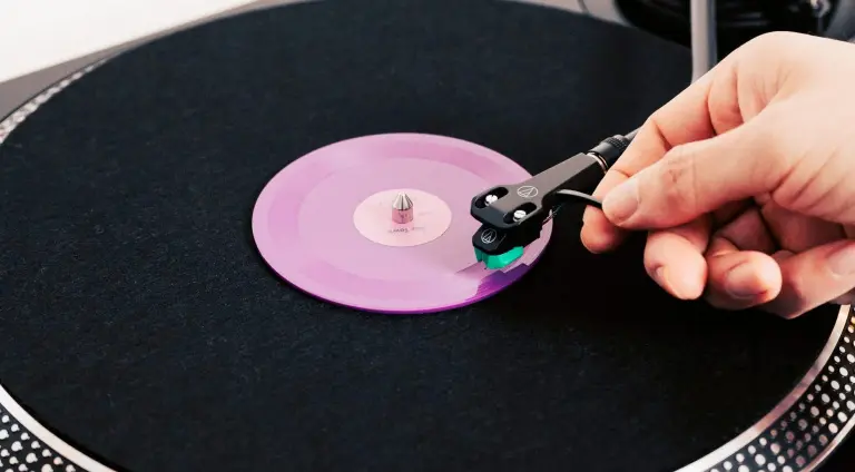 Tiny Vinyl: piccolo formato ma grande dichiarazione nella cultura musicale