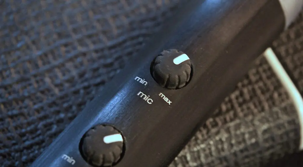 Soluzione semplice: manopola del gain di un'interfaccia microfonica "plug-style"