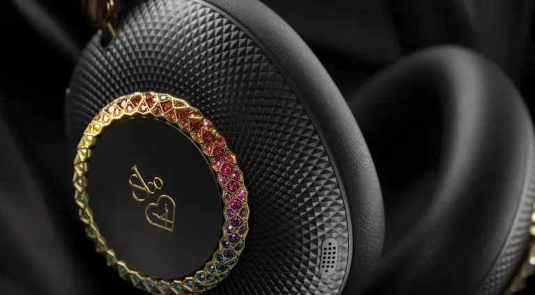 LOEWE NOIR RAINBOW & ICE DIAMOND: cuffie da €100.000!