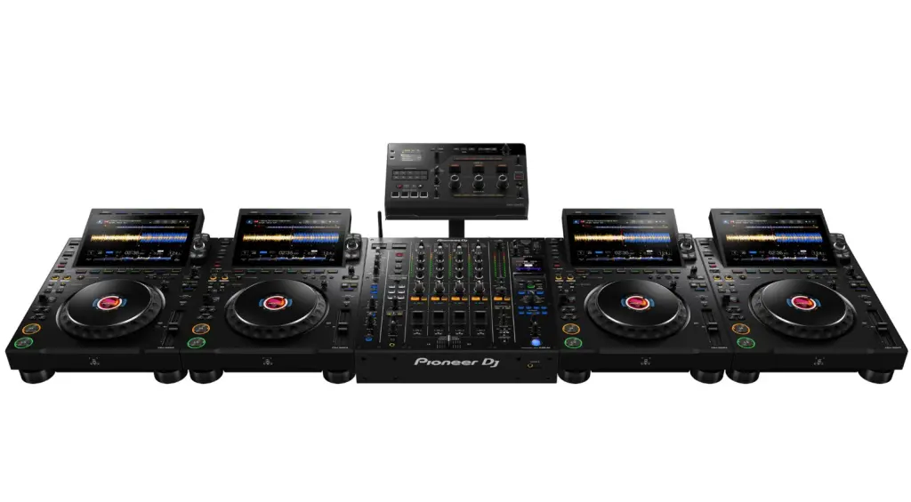 Un setup AlphaTheta con l'RMX-IGNITE