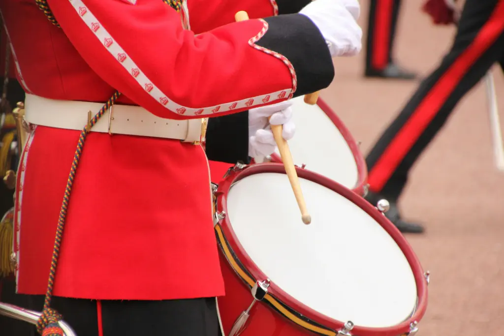 I famosi "marching snares", rullanti molto profondi usati dai militari durante le marce e le parate.