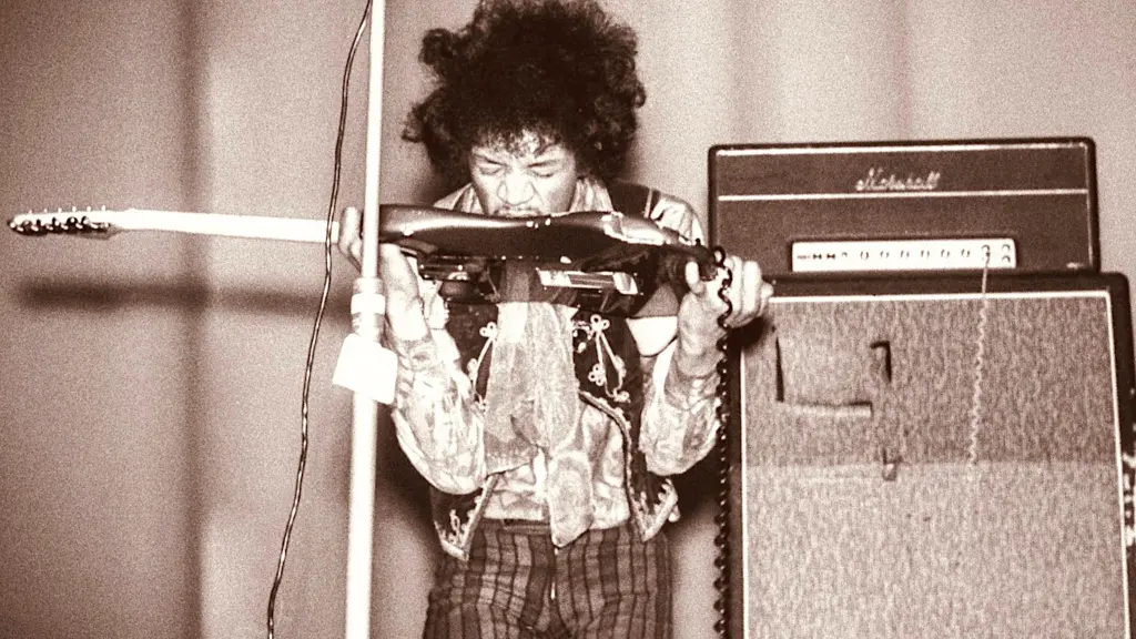 Uno dei momenti più famosi: Jimi che suona con i denti