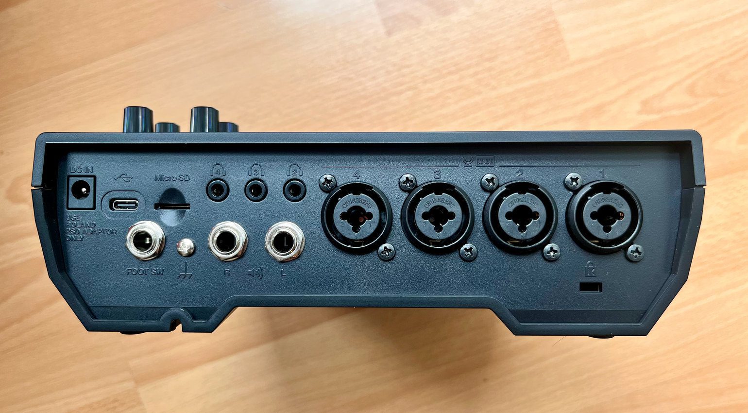 Boss Gigcaster 8 è dotato di uno slot microSD sul retro
