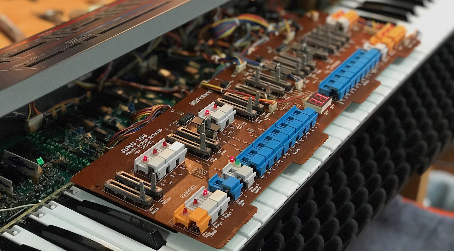 Roland Juno-106 rinnovato con cursori e pulsanti.