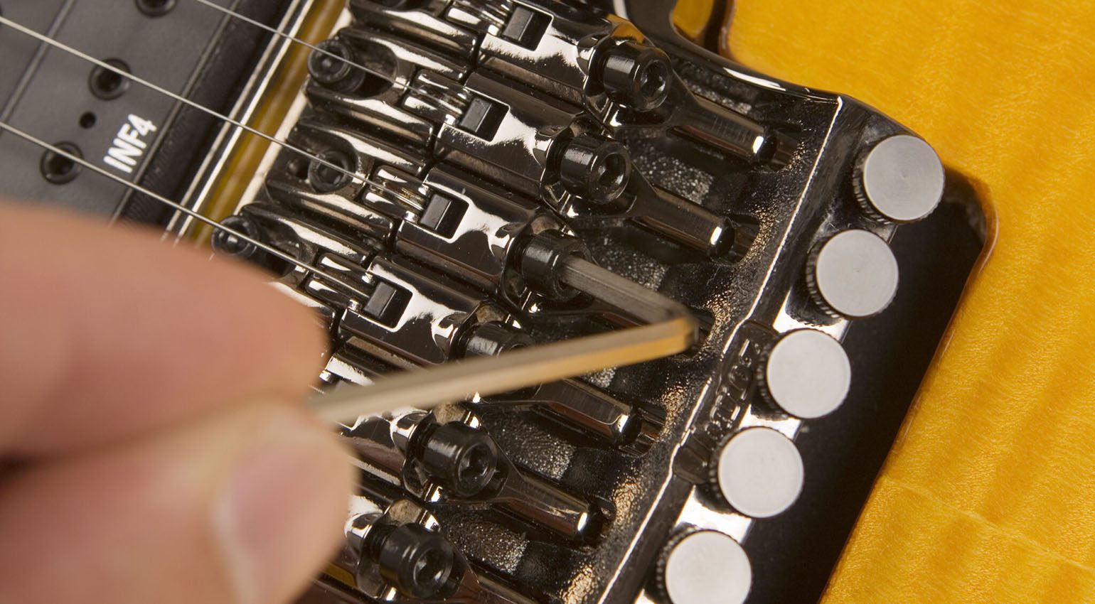 Quindi, allentare le viti della sella del tremolo Floyd Rose e rimuovere le corde.