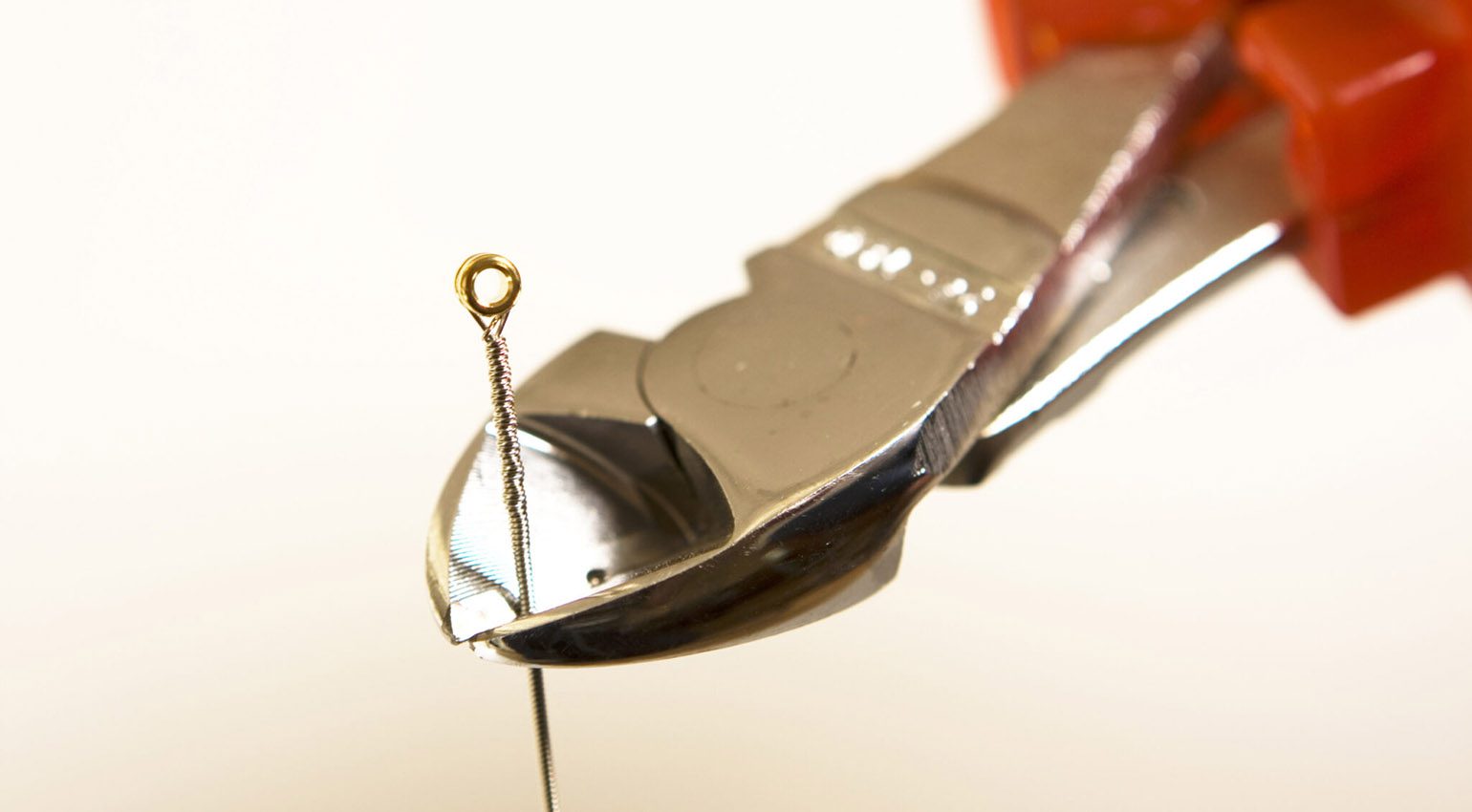 Prima di montare le nuove corde, è necessario tagliare le estremità.