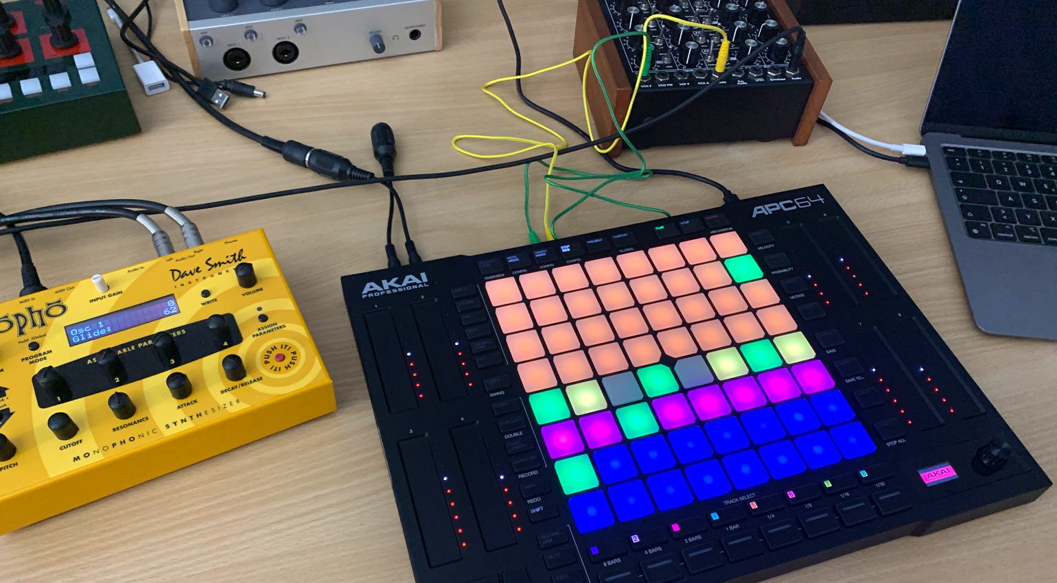 Per questa recensione dell’Akai APC64, lo abbiamo connesso a diversi synth hardware
