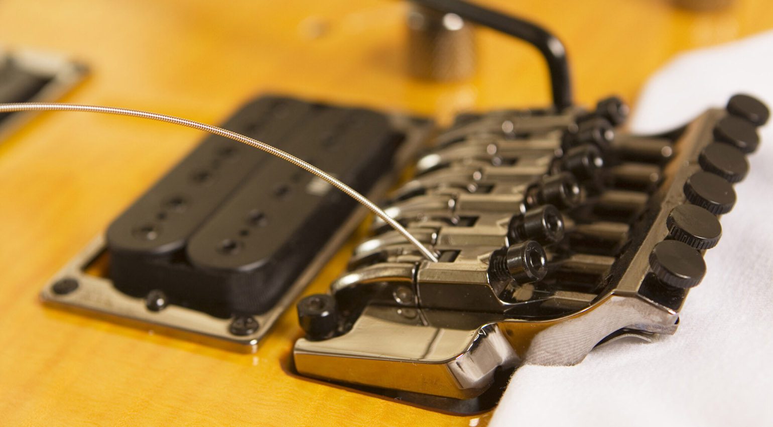 Inserire le corde nelle selle...