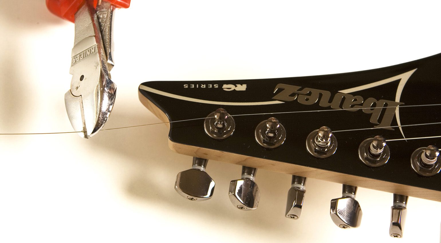 Per le corde più alte (Sol, Si e Mi), è sufficiente aggiungere la lunghezza appropriata a mente.