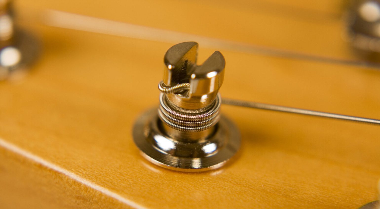 Una corda perfettamente avvolta (e accordata) dovrebbe avere tre avvolgimenti paralleli intorno al perno di accordatura.