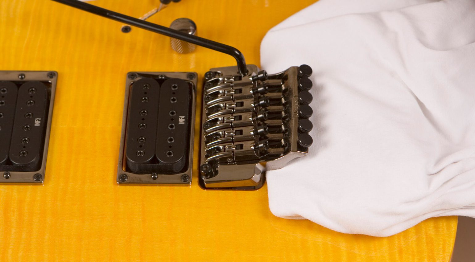 Fissate in questo modo, è possibile allentare le corde senza dover affrontare cambiamenti di accordatura.