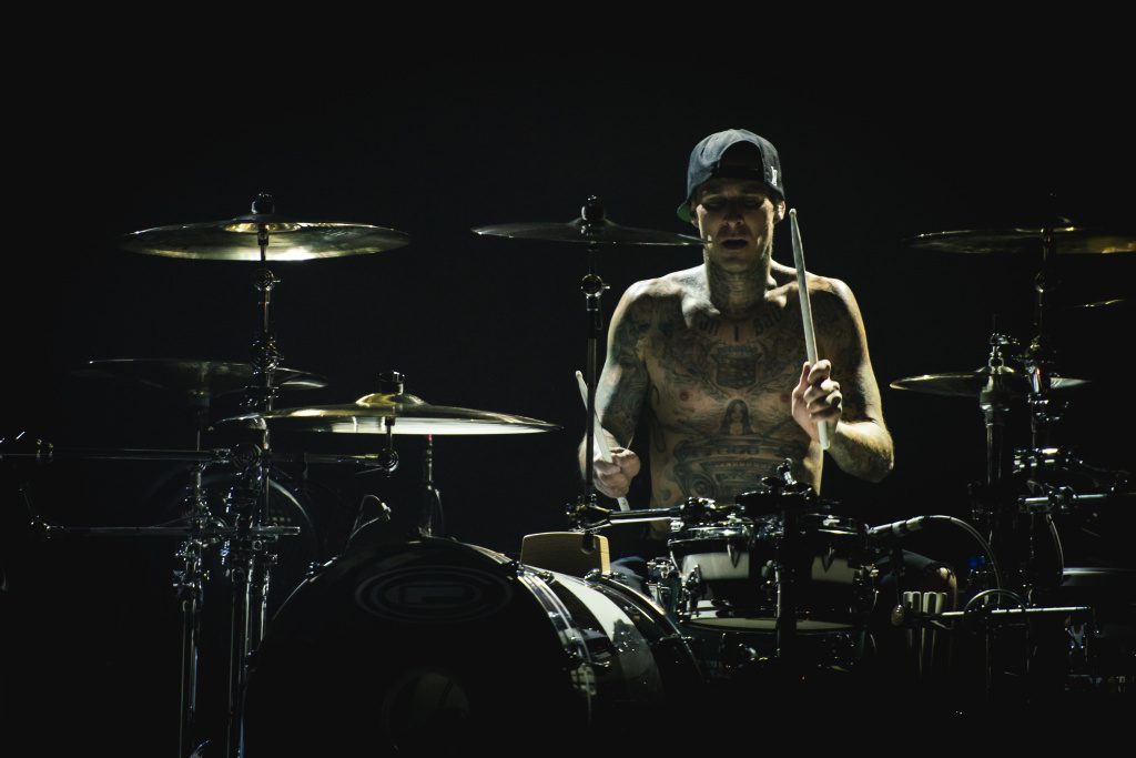 Travis Barker durante il concerto dei Blink-182 al Mohegan Sun Casino