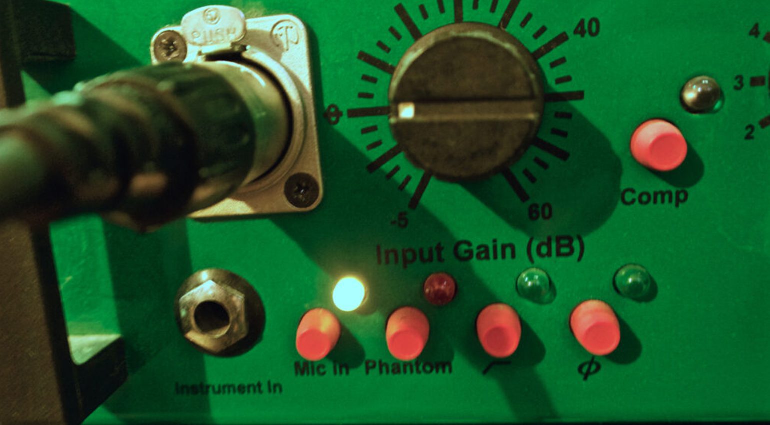 Collegate il cavo del microfono a un ingresso microfonico XLR del mixer, del preamplificatore o dell'interfaccia audio
