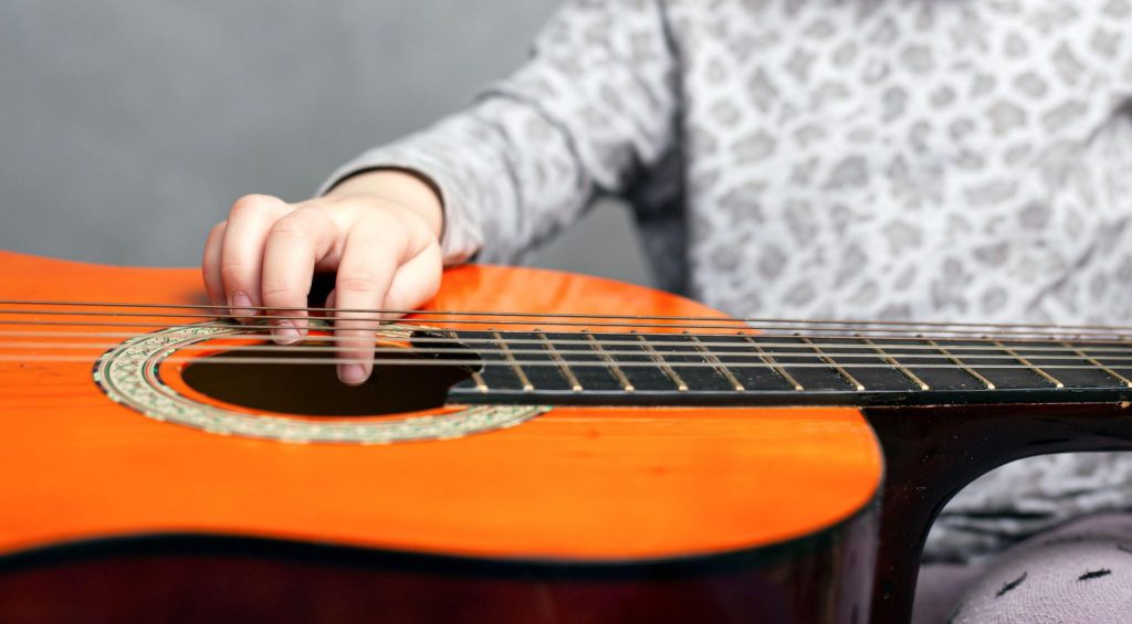 qual è la giusta chitarra acustica per i bambini?