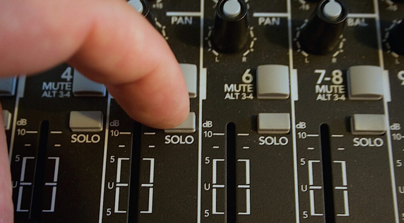 Pulsanti “solo” di un piccolo mixer