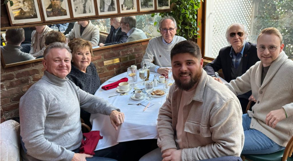 Da sinistra a destra: Hans Thomann (Azionista - GEWA music GmbH), Dinah Murphy Gretsch (Executive VP e CFO - The Gretsch Company), Hans-Peter Messner (CEO/Presidente - GEWA music GmbH), Fred Gretsch ( Presidente - The Gretsch Company), Marcel Messner (CEO - GEWA music GmbH), Logan Thomas (Membro della famiglia Gretsch)