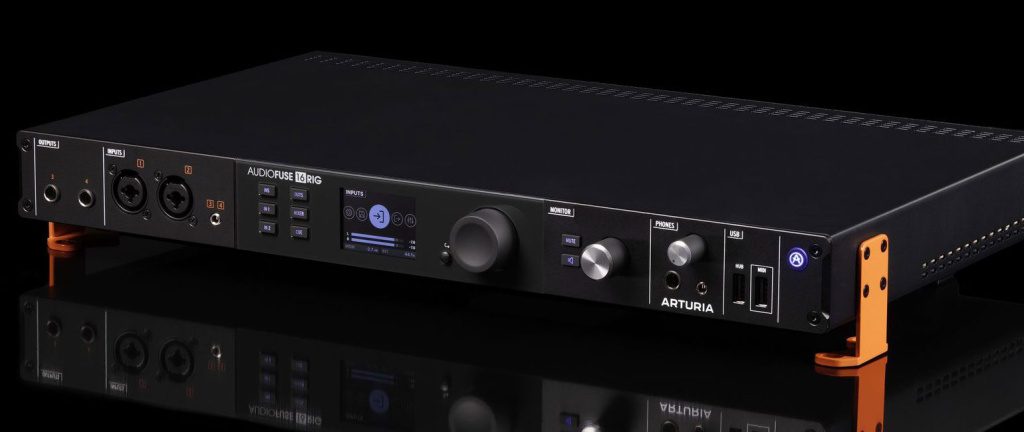 La AudioFuse 16Rig è disponibile in un formato da 19 pollici, ma può anche essere facilmente posizionata su una scrivania