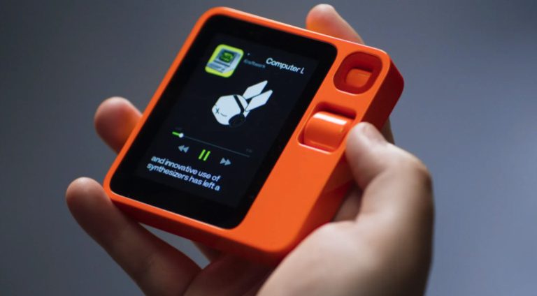Rabbit R1 & Teenage Engineering: è la fine dell'era smartphone?